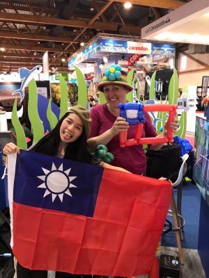 ▲島女Bobo（左）熱情宣傳布魯塞爾的台灣旅遊展。（圖／17LIVE_提供）