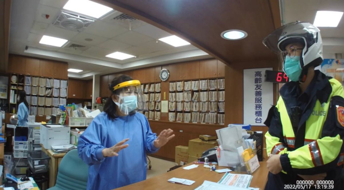 ▲警方獲報後，立刻趕抵衛生所了解情況。（圖／翻攝畫面）