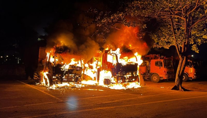 ▲台南安平清潔隊晚間驚傳火警，2輛垃圾車遭燒成廢鐵。（圖／翻攝畫面）