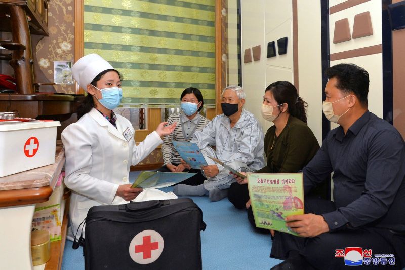 ▲北韓連續第5天通報新增超過20萬起發燒病例。圖為北韓官方釋出的，醫護到府宣傳防疫的照片。（圖／美聯社／達志影像）