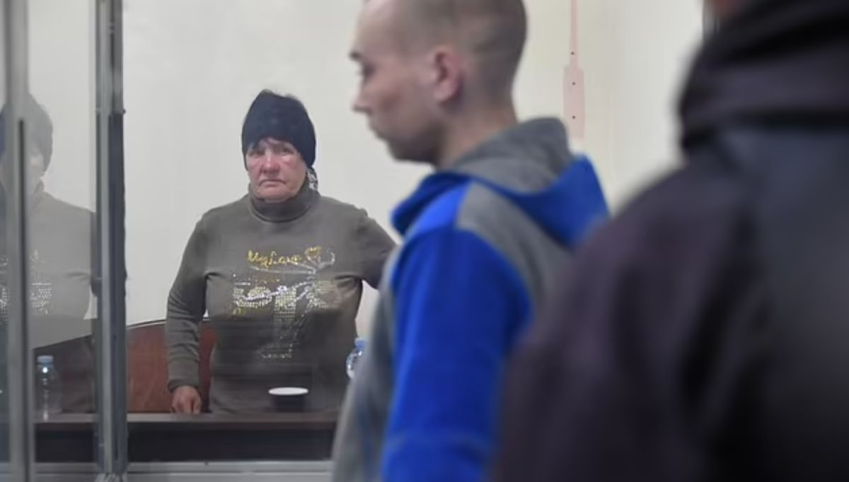 ▲遭俄軍無辜殺害的受害者遺孀，憤怒的盯著被起訴的21歲俄國士兵希希馬林。（圖／翻攝自每日郵報）