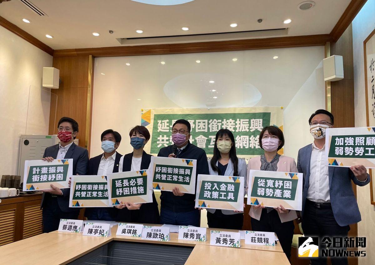 ▲正國會立委召開記者會，盼政府延長必要的紓困政策，對弱勢產業、勞工和家庭提供協助。（圖／記者黃宣尹攝，2022.05.19）