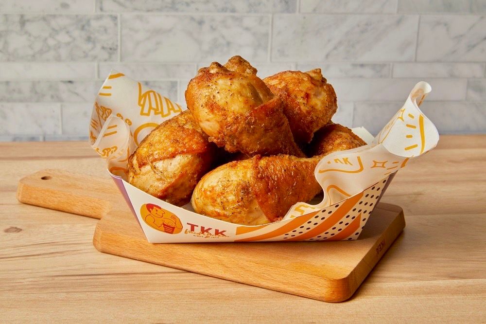 ▲報稅季苦哈哈，頂呱呱「8支原味雞腿組」現在只要250元，讓小資族現省190元！另外還有「一斤雞脖子199元」，及3種銅板價加購任選，人氣呱呱包加購只要49元。（圖／頂呱呱提供）