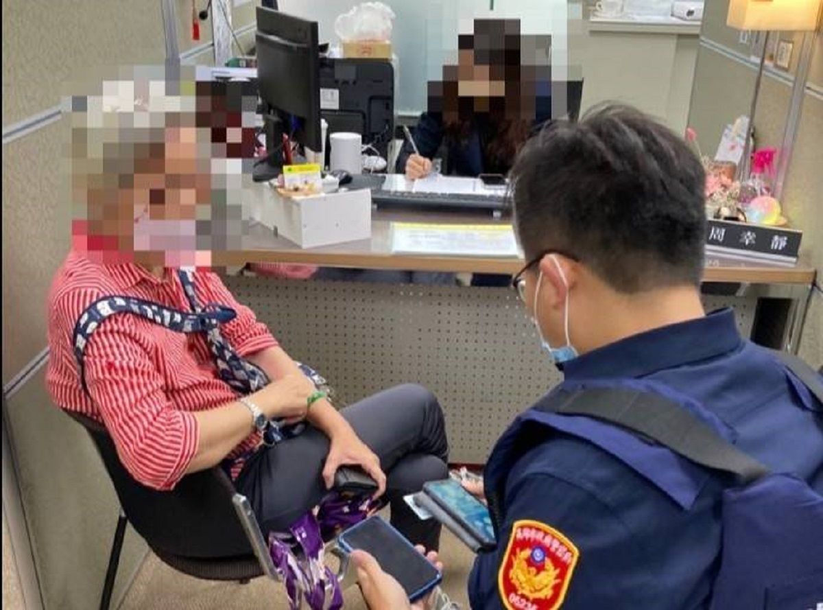 ▲6旬婦遭假檢警監控不敢出聲，苓雅警聯手行員細心解說成功保住婦人95萬元老本。(圖／記者郭凱杰翻攝)