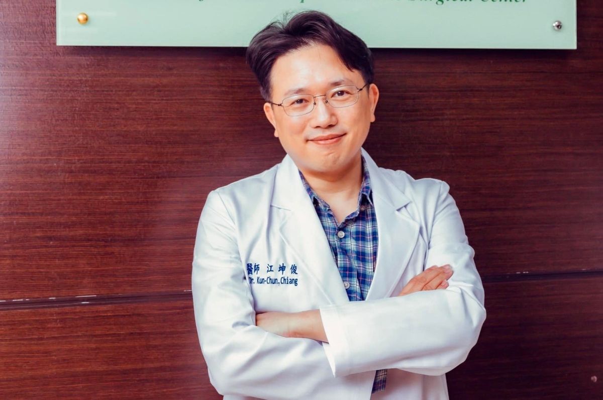 ▲「乳癌名醫」江坤俊醫師昨深夜透露自己確診，急著向病患致歉「造成大家困擾」，讓粉絲與網友相當心疼。（圖／翻攝自江坤俊醫師FB）