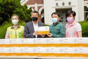 中市府兒童防疫慢半拍掃到朱立倫 蔡其昌:盧市長請加油 ▲蔡其昌向企業界募得快篩劑,今到光音育幼院解燃眉急。(圖/蔡其昌辦公室提供,2022.05.19)