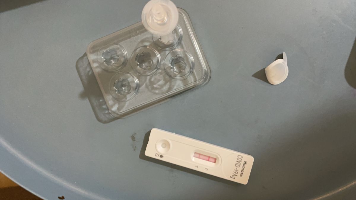 ▲現在不少人都會在家中快篩檢測自己是否確診，再進行後續就醫動作。（圖/讀者提供）