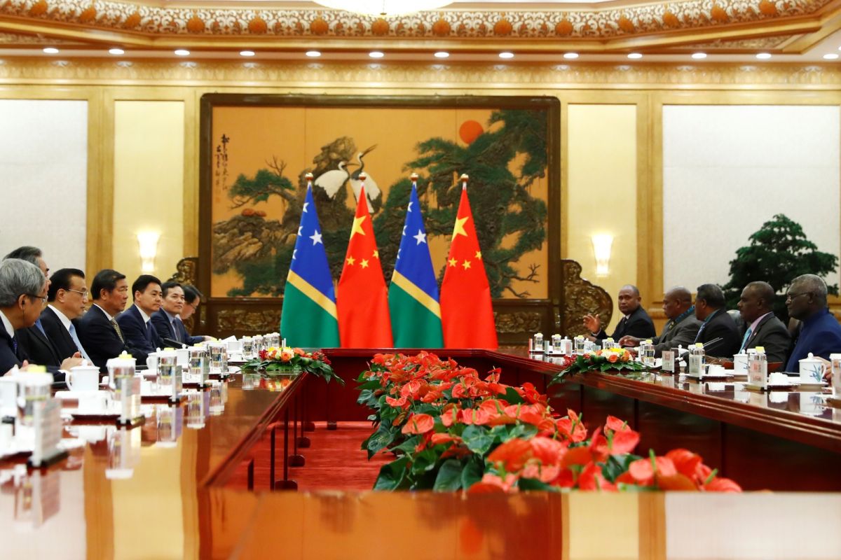 ▲中索安全協議的存在，讓澳洲、美國感到警惕。圖為2019年與中華民國斷交後，中索雙方代表於北京會晤。（圖／美聯社／達志影像）