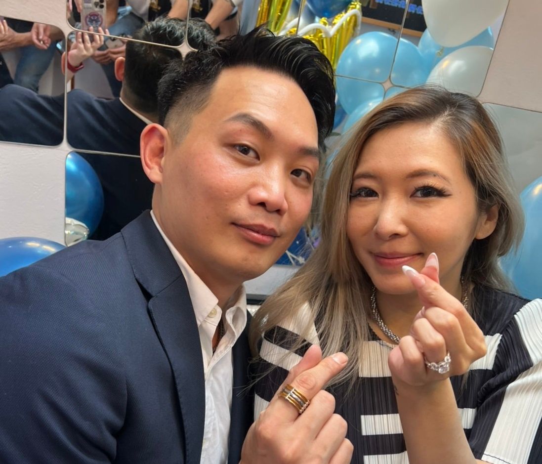 ▲老公小金（左）在遊艇上三度下跪求婚，順利讓Makiyo點頭答應嫁。（圖／經紀人提供）