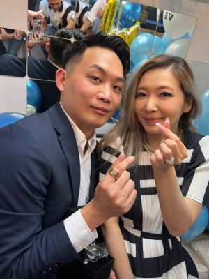 ▲小金(左)在遊艇上布置藍色汽球和藍玫瑰,Makiyo的求婚派對氣氛相當浪漫。(圖/經紀人提供) ▲小金(左)在遊艇上布置藍色汽球和藍玫瑰,Makiyo的求婚派對氣氛相當浪漫。(圖/經紀人提供)