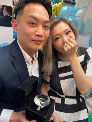▲Makiyo(右)開心秀出手上的婚戒。(圖/經紀人提供) ▲Makiyo(右)開心秀出手上的婚戒。(圖/經紀人提供)