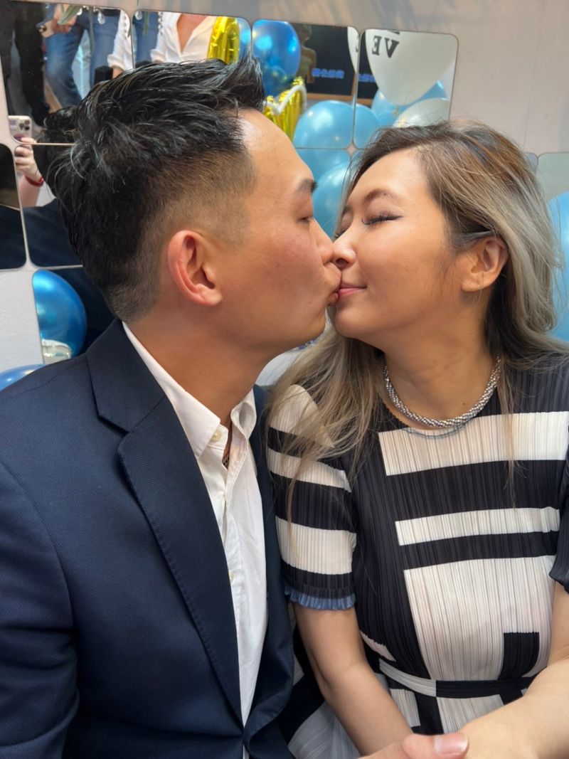 ▲Makiyo和未婚夫甜蜜接吻。（圖／經紀人提供）