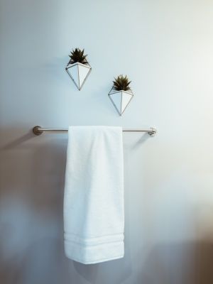▲許多民眾使用完毛巾後會直接掛在浴室，但其實潮濕的浴室容易讓毛巾孳生細菌，也容易發臭。（示意圖，非當事人／取自unsplash）