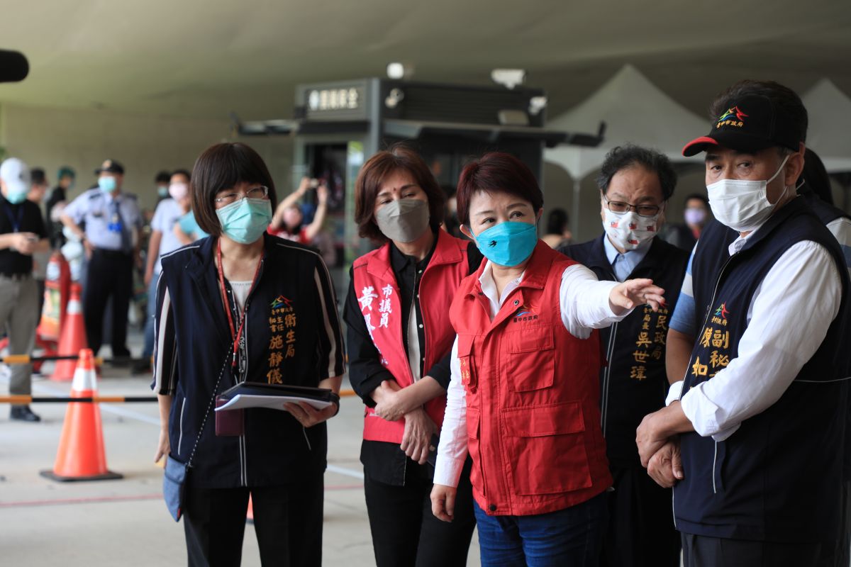 ▲盧秀燕視察位於水湳中央公園的「大型PCR給藥得來速」建置情形。（圖／台中市政府提供，2022.05.19）