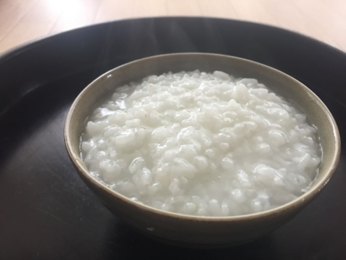 ▲有網友分享稀飯「正確吃法」，而引起老饕激讚「這是高手！」甚至認為比配罐頭吃來得美味許多。（示意圖／翻攝photoAC）