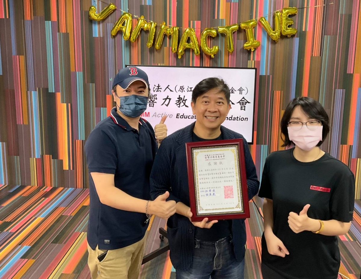 ▲影響力教育基金會執行長黃至堯(左)致贈感謝狀，感謝今日傳媒董事長黃群仁(中)帶來精彩的講座。(圖/影響力教育基金會提供)