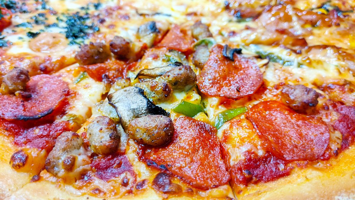 ▲有網友納悶，明明披薩吃沒幾塊就很飽，配汽水又會很不舒服，不解為啥辦公室很喜歡叫披薩來慶祝？（示意圖／取自photo AC）