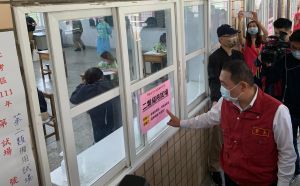 新北市長侯友宜今日視察國中會考的考場 ▲新北市長侯友宜今日視察國中會考的考場,而第二類的備用試場,也依中央規定針對的對象設置不同座位數。(圖/新北政府教育局提供)