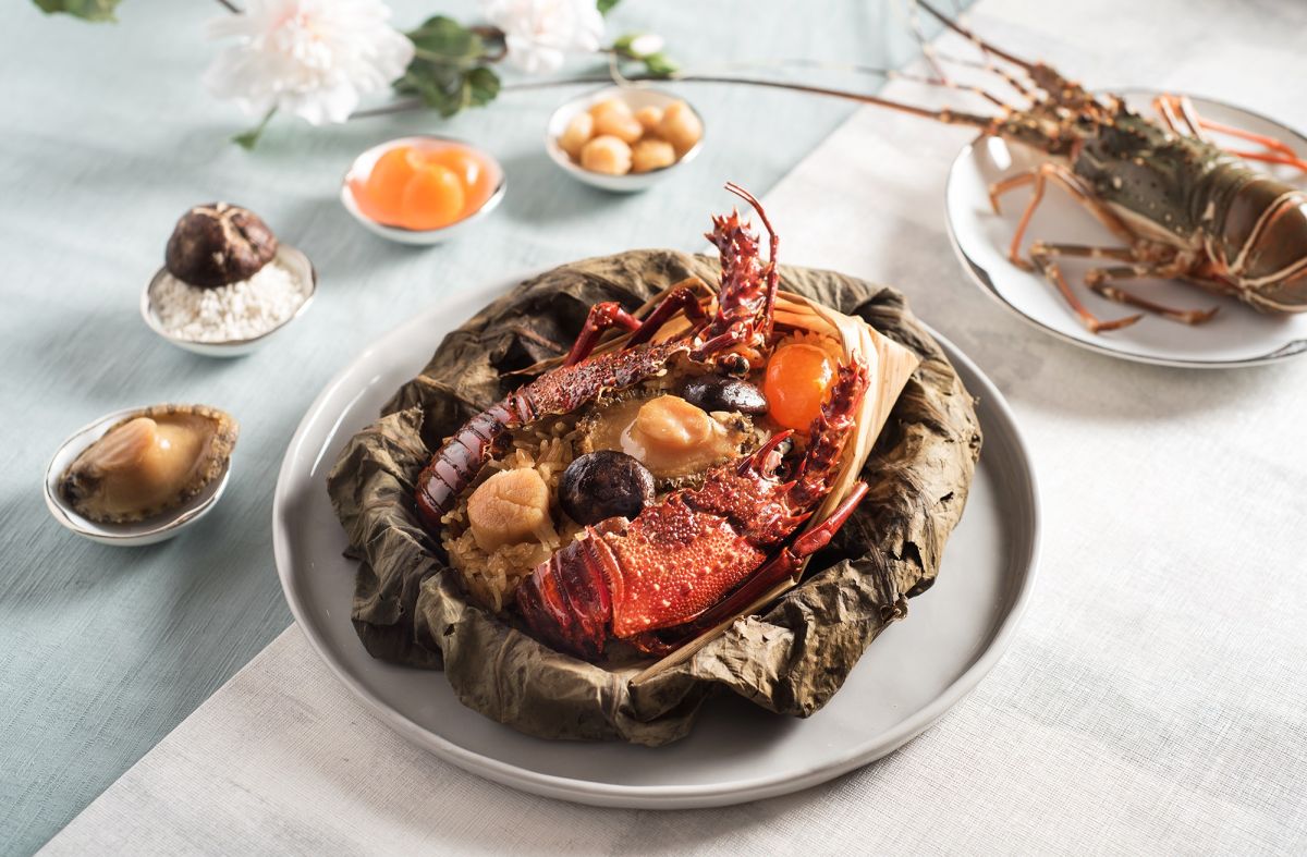 ▲端午肉粽今年「不戰南北」拚豪華，山珍海味的鮑魚、干貝不夠看，竟然一次放入整隻重達半斤的龍蝦！還有澳洲和牛、蒲燒鰻入粽。（圖／誠品提供）