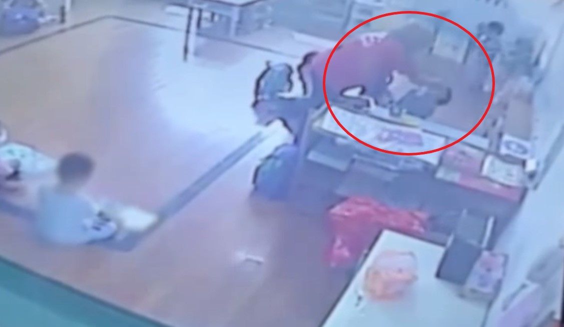 ▲該名女老師遭網友指控，持鐵湯匙打斷男童的牙齒（紅圈處）。（圖／翻攝臉書靠北惡質幼兒園）