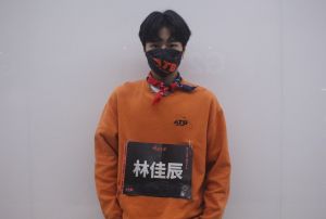 ▲林佳辰戴上《原子少年》口罩,一雙電眼依舊魅力十足。(圖/有閑娛樂提供) ▲林佳辰戴上《原子少年》口罩,一雙電眼依舊魅力十足。(圖/有閑娛樂提供)