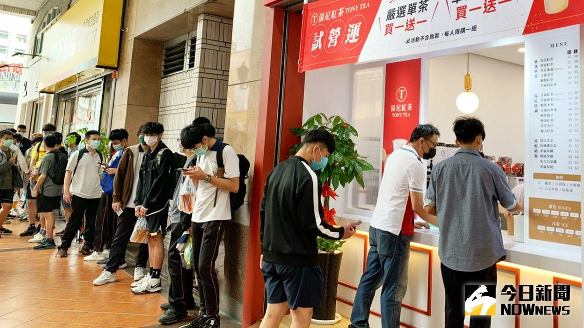 ▲隨著疫情升溫，外帶與外送市場需求大增，英式連鎖紅茶店推出買一送一優惠搶客。（圖／記者陳美嘉攝，2022.05.19）