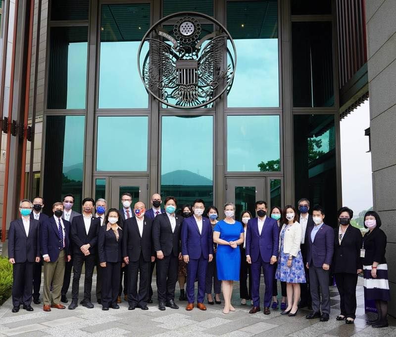 ▲立法院外交國防委員會成員今（19）日拜訪AIT。（圖／翻攝自何志偉臉書）