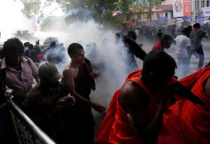 ▲雖然已經換了總理，但嚴重經濟危機之下，斯里蘭卡人民的怒火依舊難消，街頭抗議持續。（圖／美聯社／達志影像）