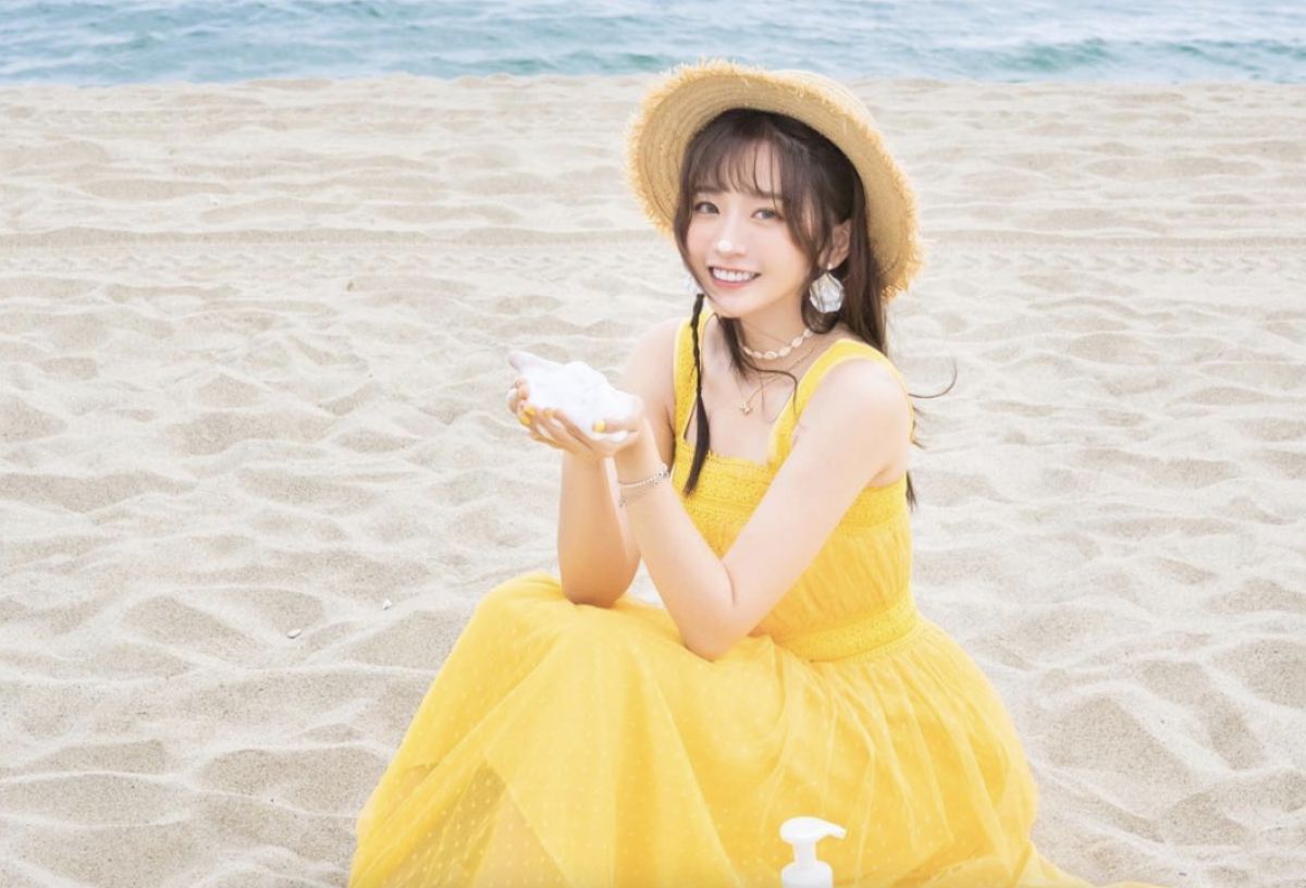▲語謙穿著鮮黃色背心洋裝、可愛草帽，露出燦爛的笑臉，並坐在沙灘上拍照。（圖／翻攝自陳語謙IG）