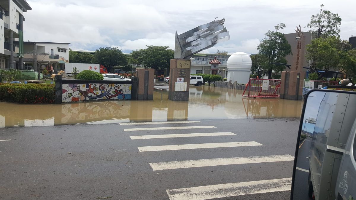 ▲屏東車臣國小大面積積水。（圖／翻攝恆春半島公共事務討論社團）