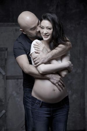 ▲劉真裸曝8月孕肚，與老公辛龍和寶寶甜蜜合影。（圖／百洛）