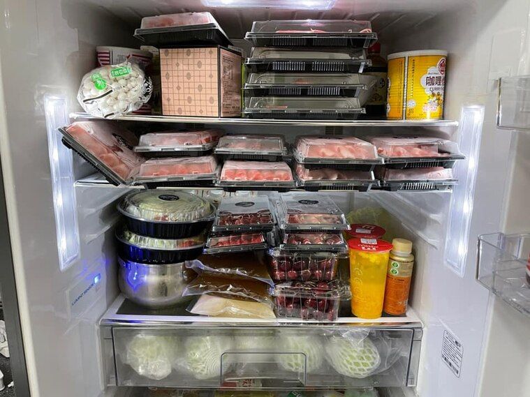 ▲民眾曬出肉盤擊落冰箱的戰果照，若是家裡人口少，100盎司肉肉火鍋可能要分兩三餐才能吃完。（圖／Nash提供）