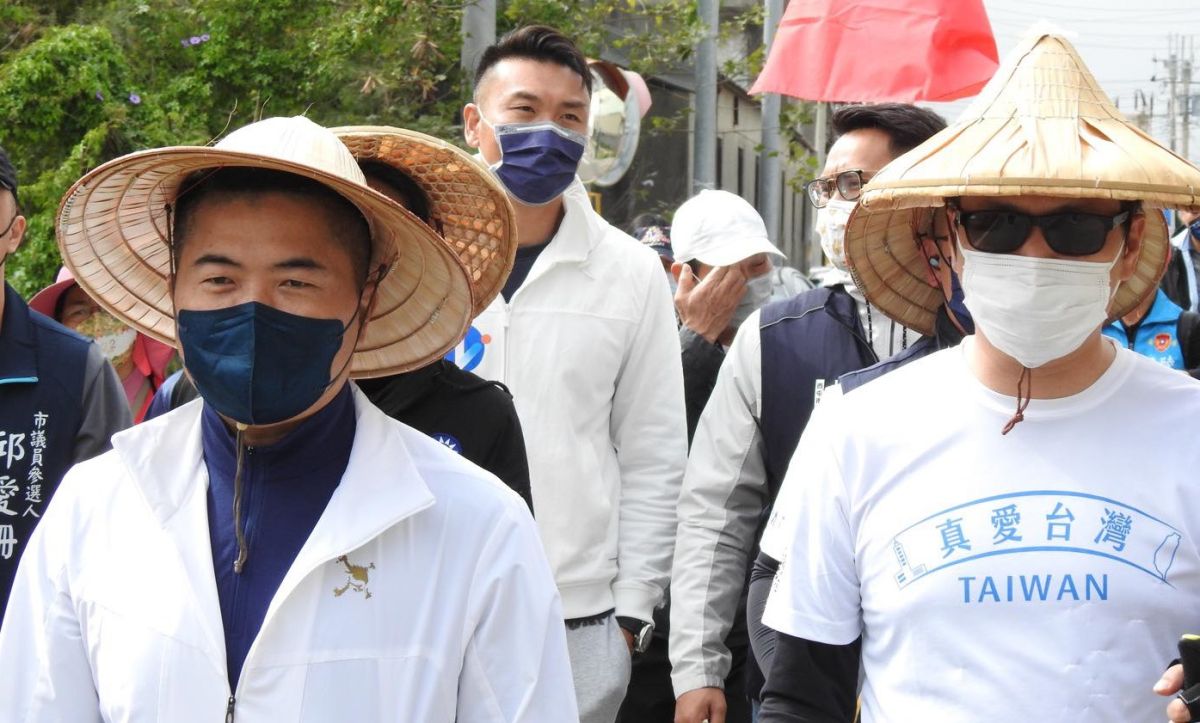 ▲羅智強（右）2月從台北苦行400公里到屏東時，當時已落選的顏寬恒主動陪走台中段。（圖／顏寬恒臉書，2022.05.20）