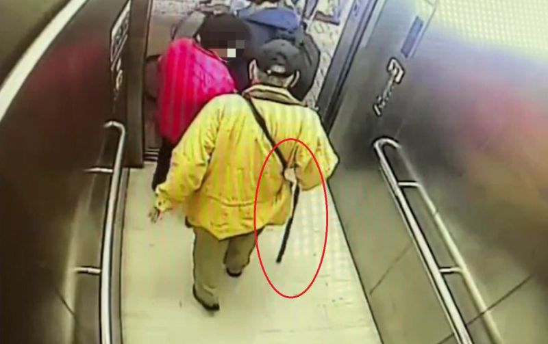 ▲警方調出雙方搭乘電梯及老翁拄拐杖的監視器畫面。（圖／翻攝畫面）