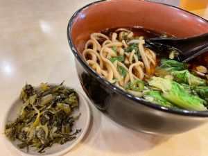 三商巧福牛肉麵示意圖。(示意圖/記者陳雅雲攝) ▲原PO好奇「三商巧福最強的品項是啥」,貼文一出,答案竟然不是牛肉麵,老饕們紛紛喊1物「酸菜」。(示意圖/記者陳雅雲攝)
