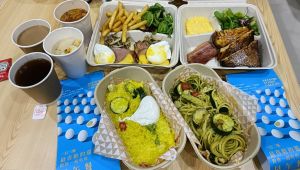 ▲貳樓四人外帶套餐796元,E套餐含青醬雞肉細扁麵、鹽麴奶油雞肉飯、經典貳樓早午餐、火腿班尼蛋、紅茶、奶茶、主廚濃湯、番茄蔬菜湯。(圖/板樹小讌媽咪提供) ▲貳樓四人外帶套餐796元,E套餐含青醬雞肉細扁麵、鹽麴奶油雞肉飯、經典貳樓早午餐、火腿班尼蛋、紅茶、奶茶、主廚濃湯、番茄蔬菜湯。(圖/板樹小讌媽咪提供)