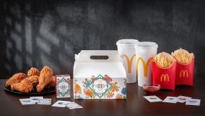 ▲買任一麥當勞分享盒,享汽水、紅茶、綠茶系列飲品買一送一,再送「朕就喜翻」聯名桌遊,送完為止。(圖/業者提供) ▲買任一麥當勞分享盒,享汽水、紅茶、綠茶系列飲品買一送一,再送「朕就喜翻」聯名桌遊,送完為止。(圖/業者提供)