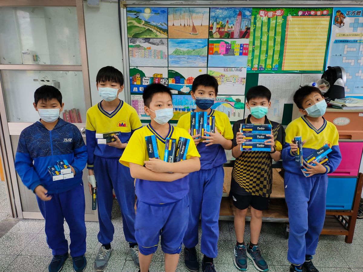 ▲基隆市政府今日已透過教育處將快篩試劑配發給各個公私立小學的學生，每個人可領取3劑快篩試劑帶回家使用。（圖／基隆市政府提供）