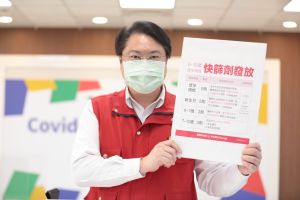 基隆市長林右昌 ▲基隆市長林右昌今(20)日宣布,針對孕婦(持有媽媽手冊))、新生兒、0至12歲的孩子發放快篩試劑。(圖/基隆市政府提供)