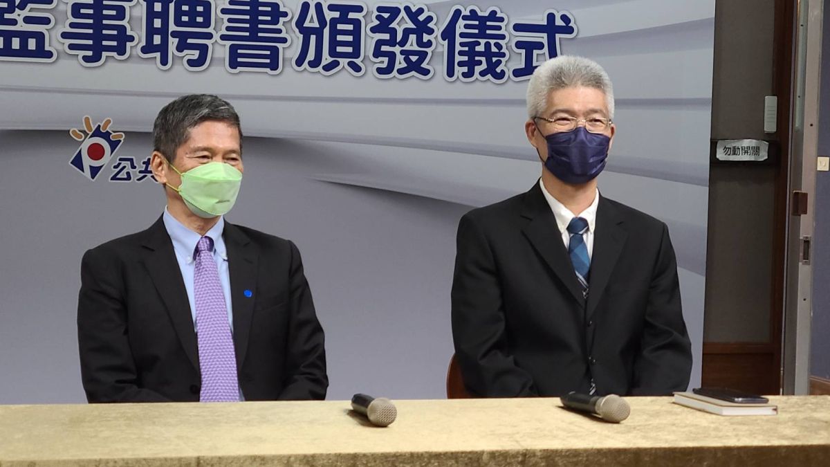 ▲傳播學者胡元輝（右）今（20）日當選公視第7屆董事長，文化部長李永得（左）期許帶領公廣集團一步步展開改革。（圖／記者李琦瑋攝，2022.05.20）