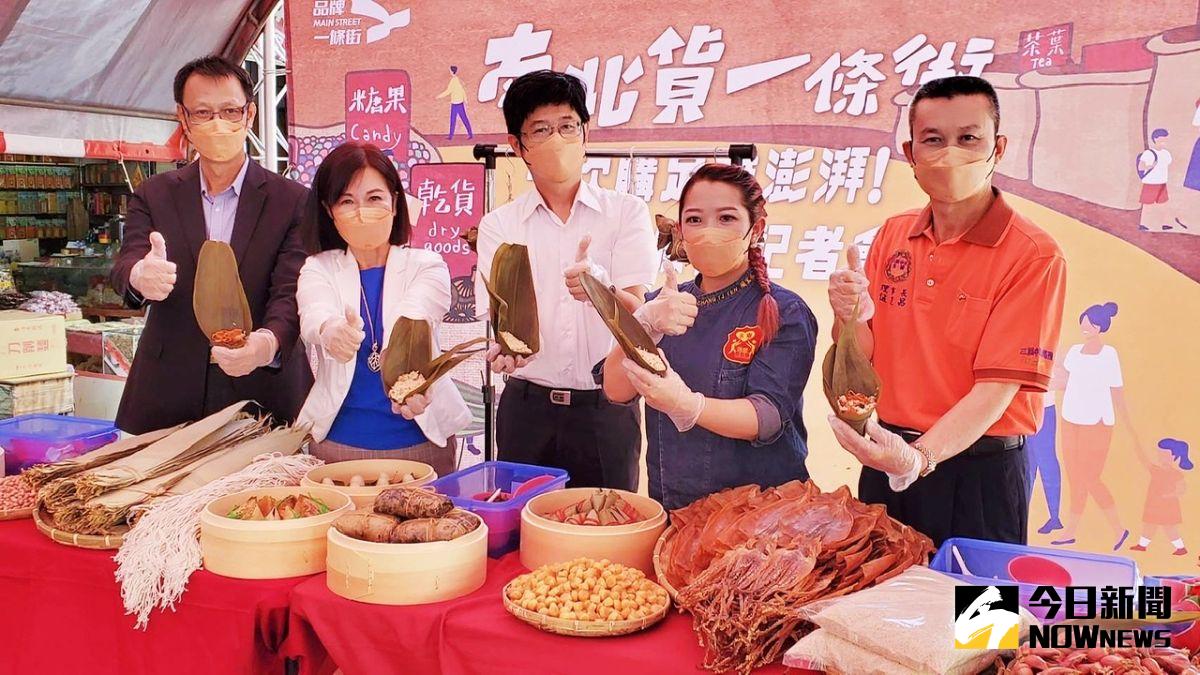 ▲高雄「三鳳中街」今年與經濟部商業司合作舉辦「南北貨一條街」活動，推出端午節系列優惠。（圖／記者陳美嘉攝，2022.05.20）