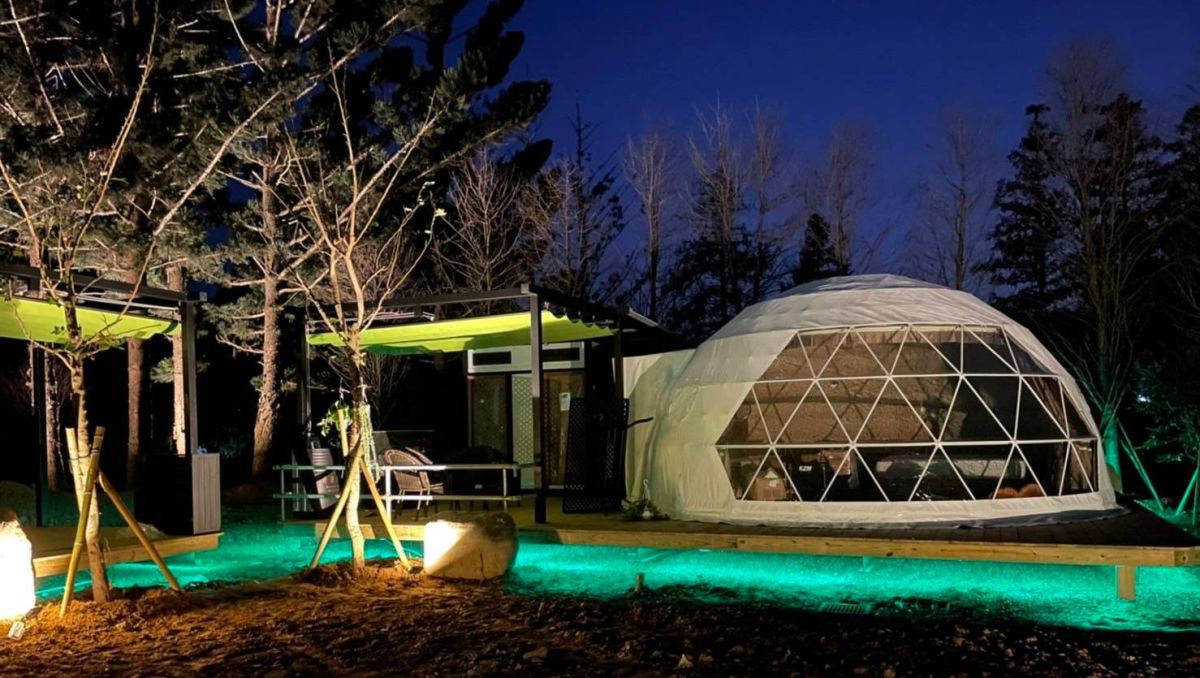 ▲交通部邀集各部會，共同研議提出「非都市土地使用管制規則」農牧用地及林業用地新增容許露營相關設施，內政部並於今（20）日完成修正並發布。（示意圖／Klook提供）