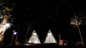 ▲營區位於海拔2000公尺的Hamoana星空豪華帳篷，空間寬敞，能細數滿天星斗。（圖／Klook提供）