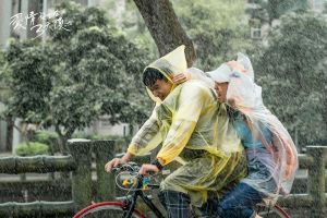 ▲劉冠廷（左）與陳庭妮在《愛情發生在三天後》雨中騎車上演日劇純愛情節。（圖／時創影業提供）