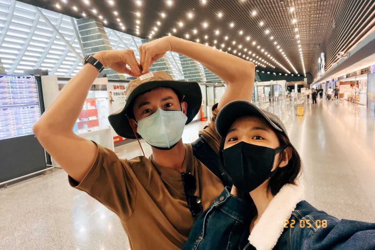 ▲吳慷仁（左）出發去大馬前，和邵雨薇在機場甜蜜合影。（圖／翻攝吳慷仁FB）