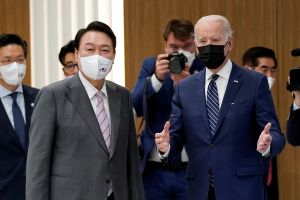 ▲美國總統拜登近日前往韓國參訪,圖為他與韓國總統尹錫悅合影。(圖/美聯社/達志影像) ▲美國總統拜登近日前往韓國參訪,圖為他與韓國總統尹錫悅合影。(圖/美聯社/達志影像)
