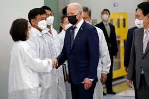 ▲美國總統拜登飛抵韓國展開亞洲訪問行程，參觀三星公司（Samsung）位於平澤的電腦晶片製造廠。（圖／美聯社／達志影像）