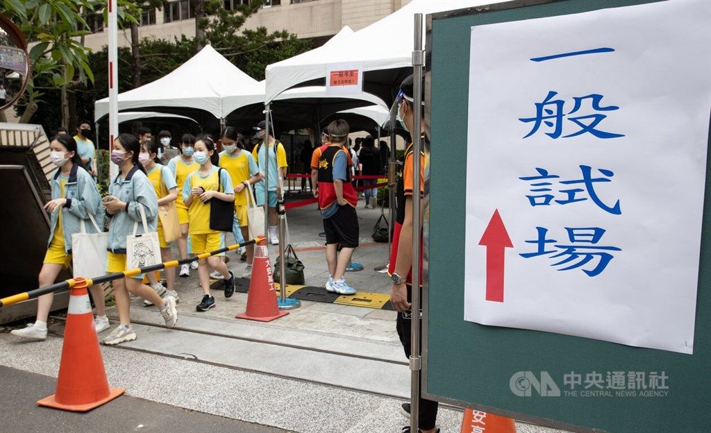 ▲國中教育會考今天上午登場，全台將近20萬名考生上陣，受到COVID-19疫情影響，教育部統計有近3000名考生確診，必須改參加補考。（圖／中央社）