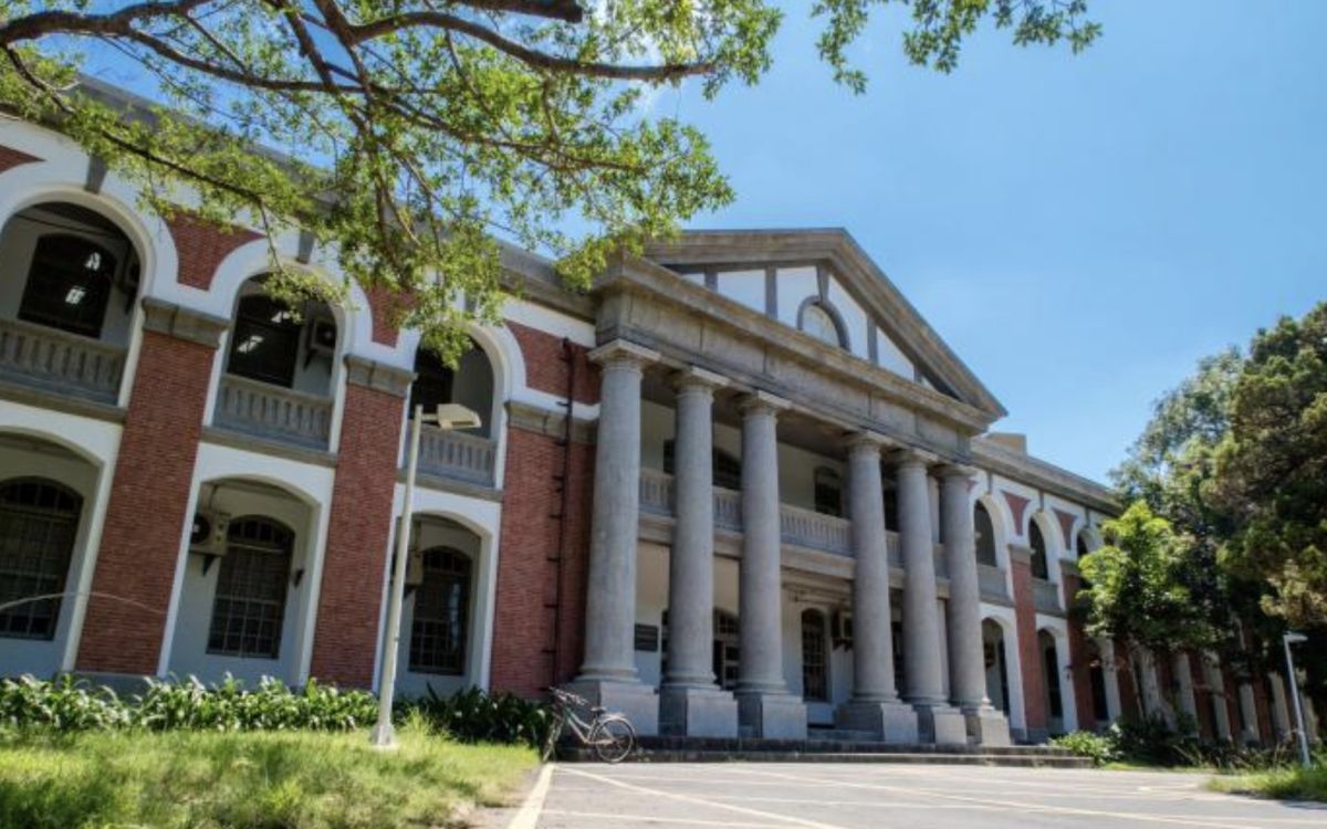 ▲台南國立成功大學，20日發出一則衛教影片的貼文，意外引發爭議，透露「新冠就是流感」且「染疫不需要通報，除非你要領保險金」。（圖/成大臉書）