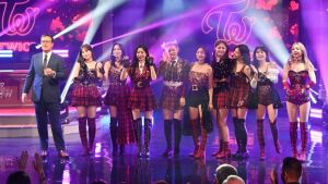 ▲TWICE登上美國知名脫口秀表演。(圖/colbertlateshow Twitter) ▲TWICE從美國返韓後,3成員確診。(圖/colbertlateshow Twitter)